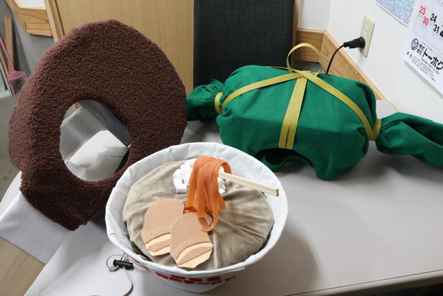 謎のかぶりものクリエーターが制作した背脂ラーメン、笹団子、ひこぜんのかぶりもの