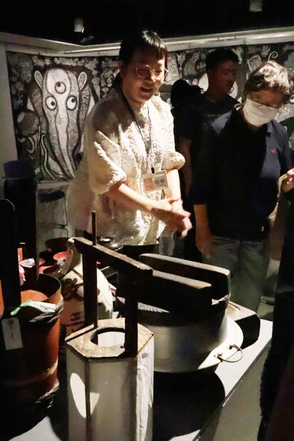 イベント終了後も道具を解説する田中学芸員