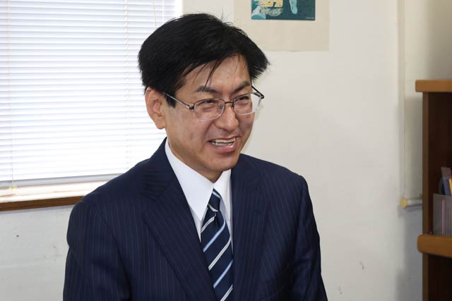 青木栄二氏