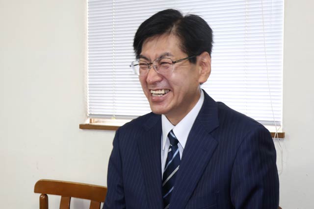 青木栄二氏