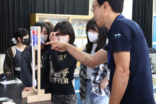 振り子時計の周期が変わる仕組みを体感