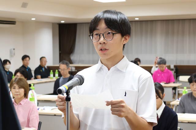 選手団代表で謝辞を述べる江口さん