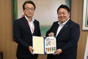 燕市のマンホール5種が切手に　合併20周年記念、ツバメ、大河津分水、桜、国上山を切手に