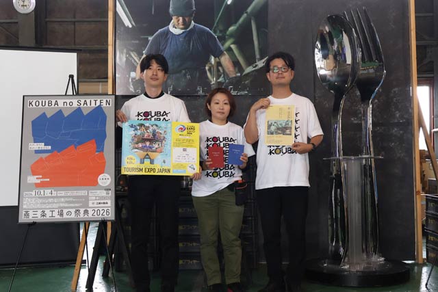 「ツーリズムEXPOジャパン2026」の出展ブースのサンプルの前で