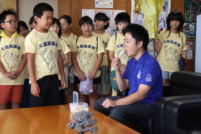 児童が育てた梨を試食する滝沢市長