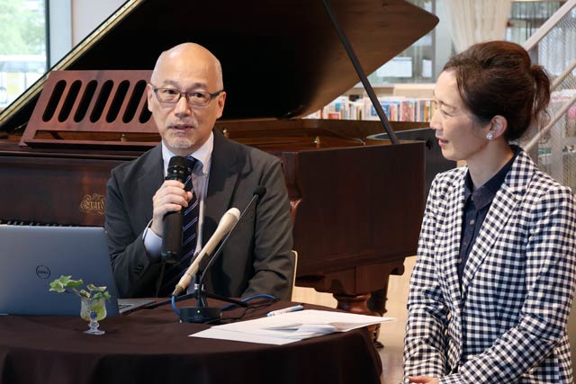 「まちやま」のエラールの前で記者会見する迎賓館の鎌田次長（左）とNPO法人燕三条エラール推進委員会の永桶理事長