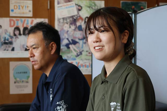 滝沢市長に「冷やしじみ蕎麦」やインターンシップについて話す山根さん