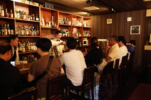 にぎわう「Bar Healer」