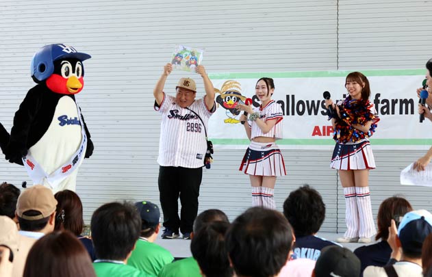 PassionのYUDUKIさんから佐野燕市長にスワローズと燕市をイメージした絵をプレゼント