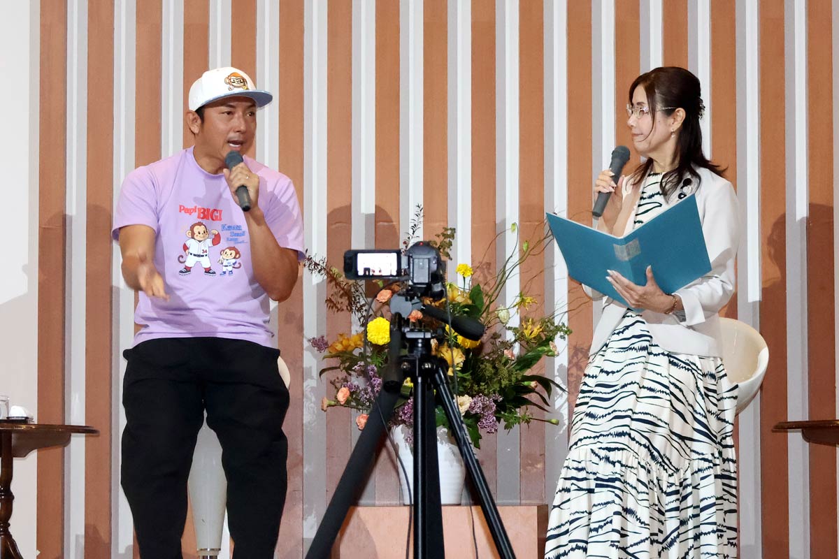 ラジオパーソナリティーの高野一美さんが聞き役