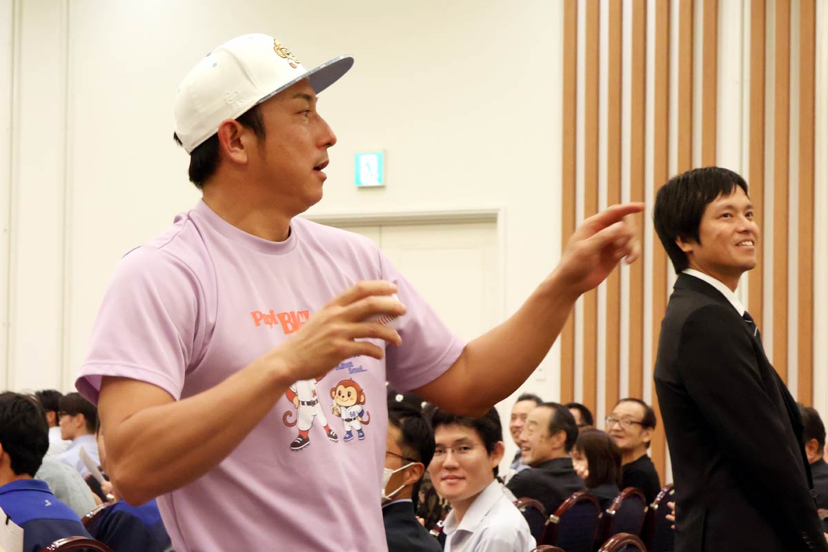 退場のときに徴収にサインボールを投げる川﨑選手