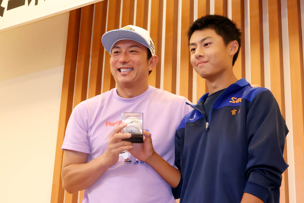 サインボールが当たって川﨑選手と2ショットの栄中3年で野球部の宮島さん