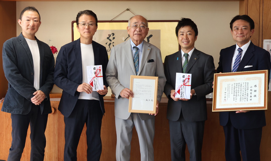 左から新潟県フードバンク推進協議会の小林事務局長、田代理事長、ハイサーブウエノの小越憲泰会長、滝沢市長、元晴社長