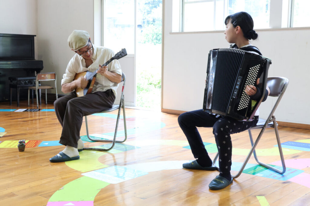 アコーディオンのバラライカの合奏も