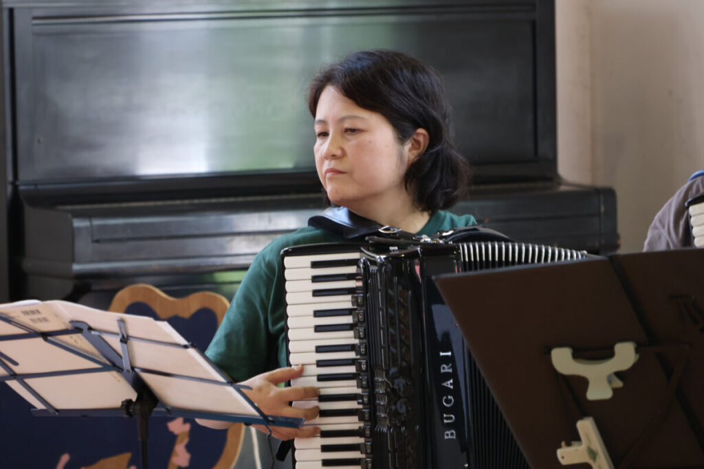 「音楽教室 風のうた」を主宰する荒木さん
