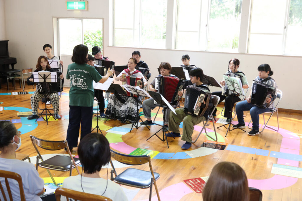 「音楽教室 風のうた」が秋山郷結東温泉「かたくりの宿」で3日間のアコーディオン合宿の最終日にミニコンサート