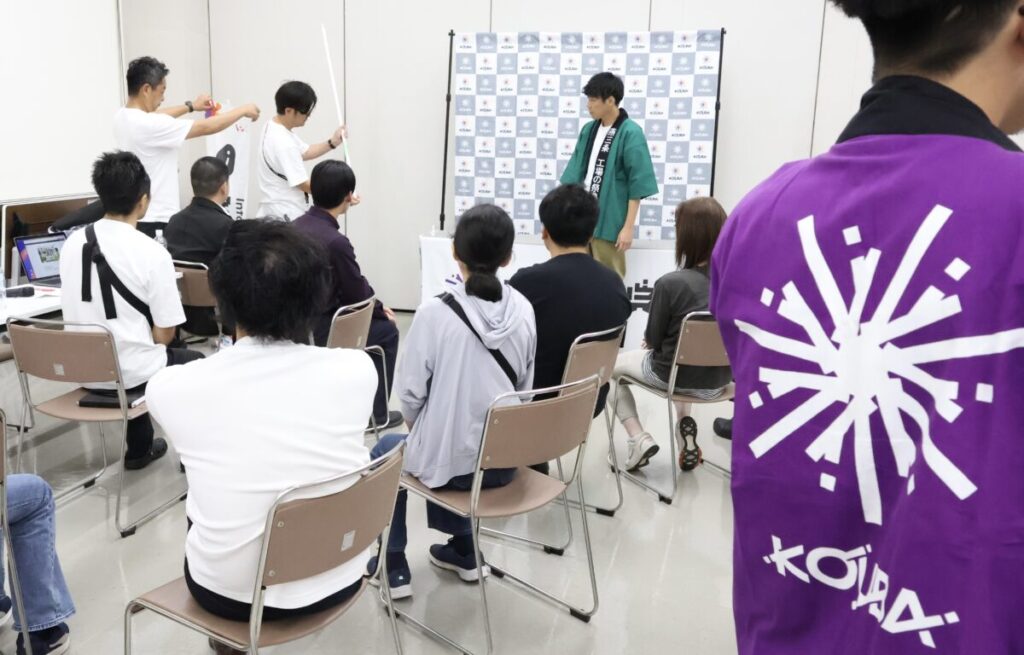 ひらき隊のミーティングで案内所のブースの設営を練習