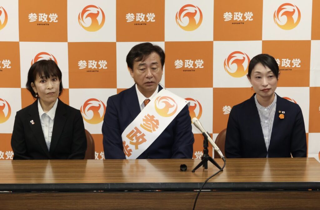 左から参政党新潟県支部連合会の芳川会長、野本氏、平井三条市議