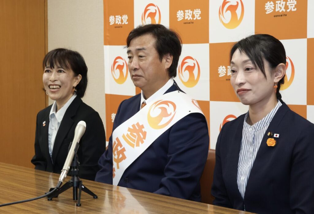 左から参政党新潟県支部連合会の芳川会長、野本氏、平井三条市議