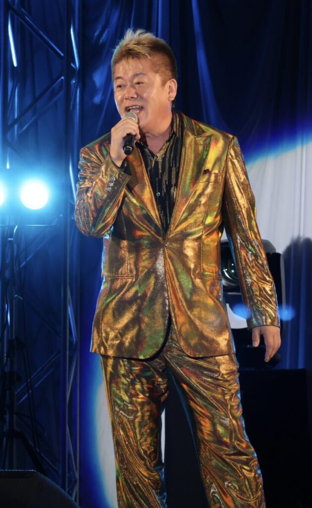 ホリエモンとして熱唱する堀江貴文さん
