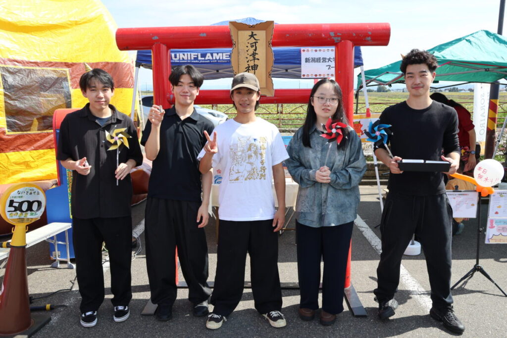 新潟経営大学中島ゼミは大河津神社を開設して大河津分水の貫通石のガチャを用意