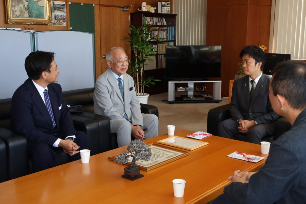 市長室で歓談