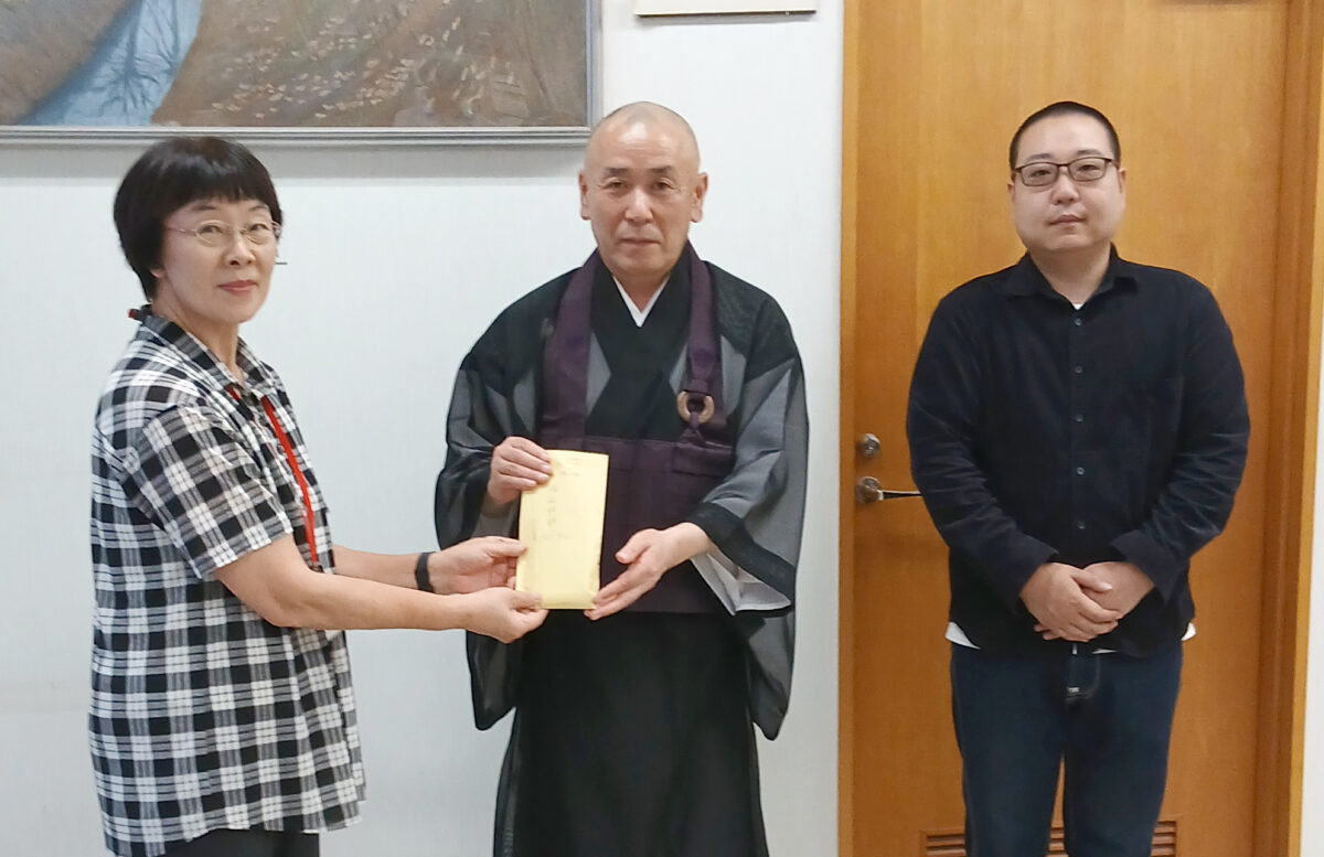 下田仏教会の僧侶9人が福祉托鉢　集まった16万6800円を三条市社協に寄付