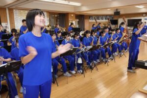 「アナ雪」や「宝島」も　燕中吹奏楽部59人が多彩な曲を披露　12日にふれあいコンサート