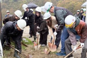 八十里越に眠った手紙、12年ぶりに開封　大人になった三条・只見の元児童が再会