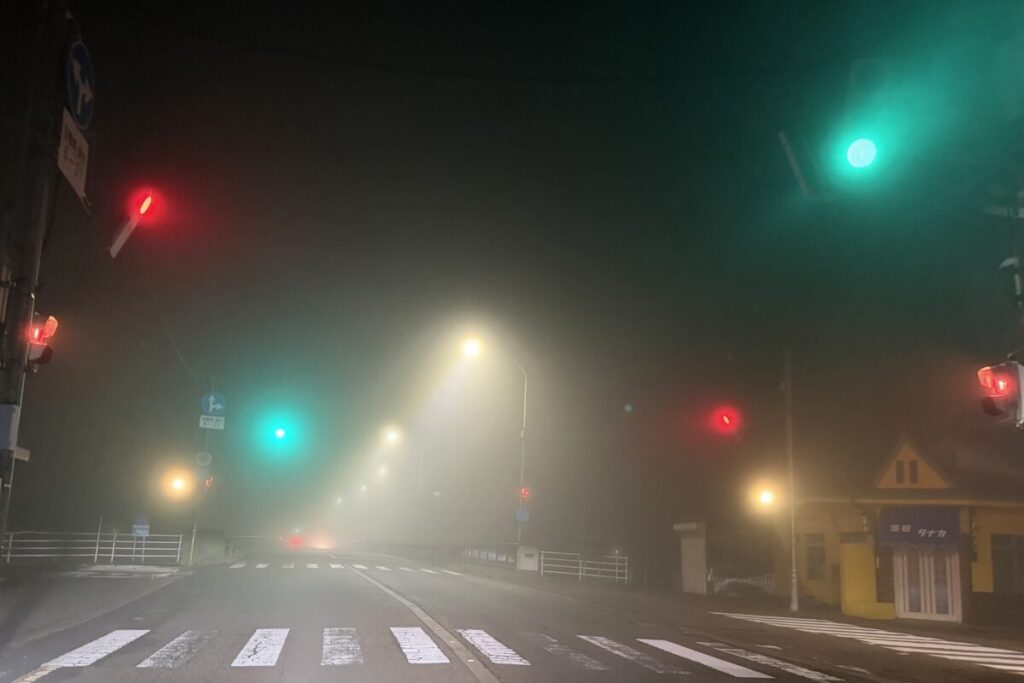 17日午前0時ごろ燕市で発生した濃霧