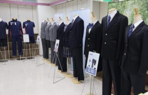 メリアで新「加茂中学校」の制服・体操着候補を一般展示　3案ずつ、13日まで