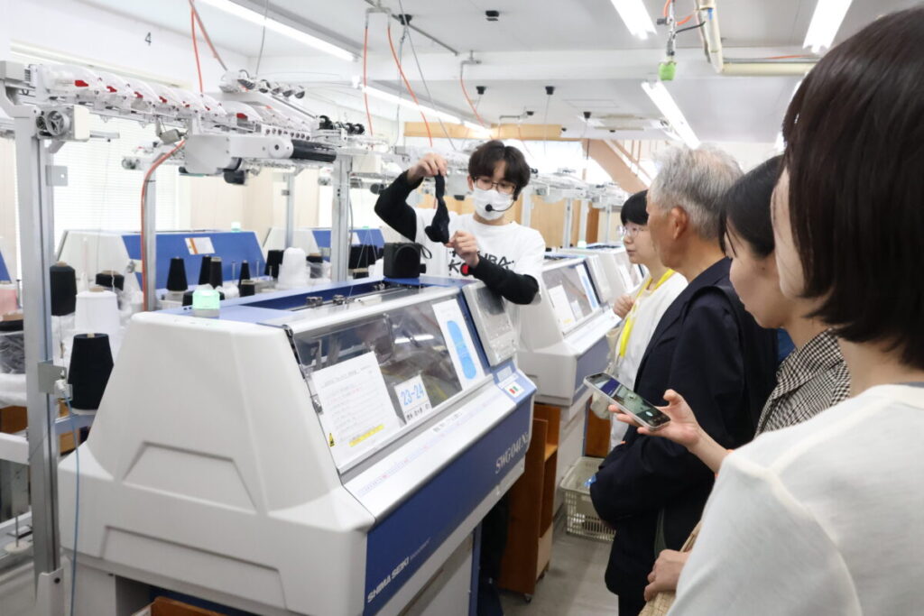 ずらりと並んだ機械の間を通って見学