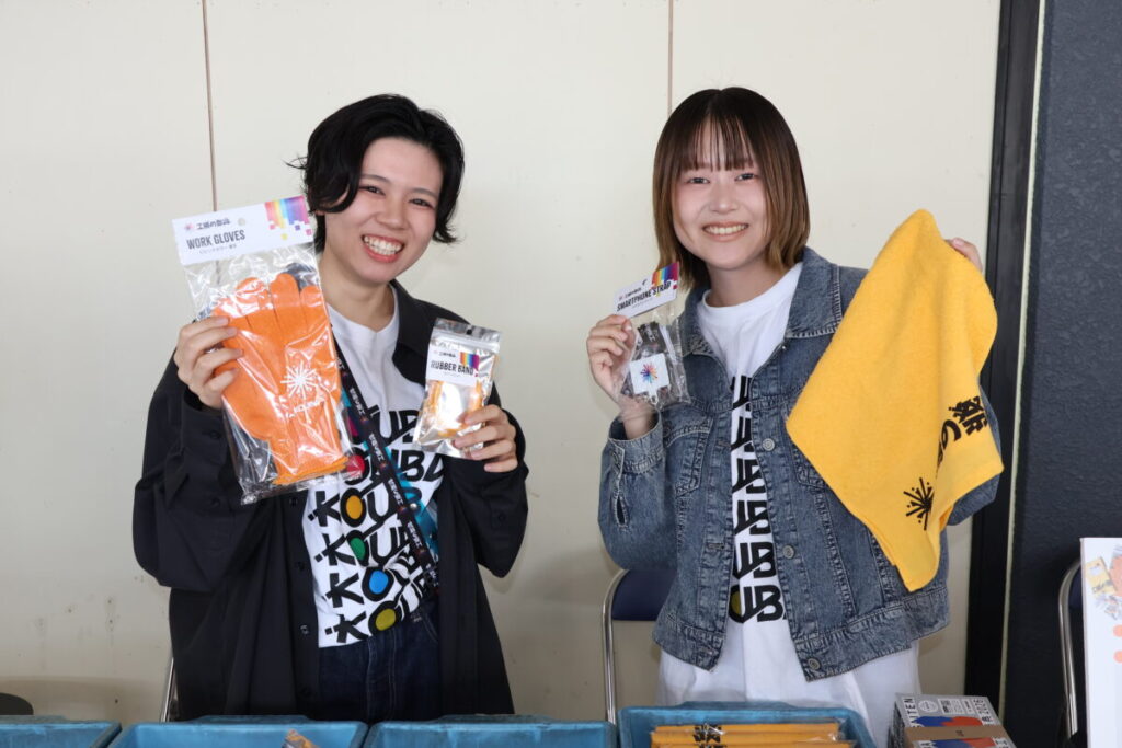 グッズを販売するスタッフ