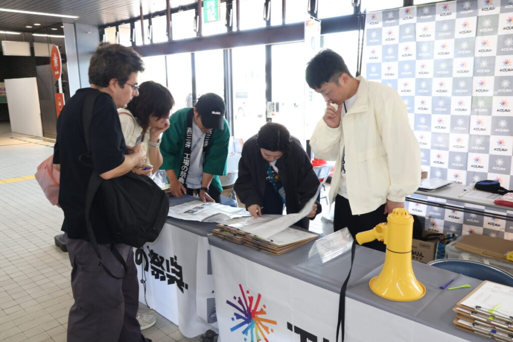 案内所には外国人も多く訪れる