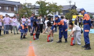 水消火器やAEDの操作を体験、山田彩乃さんのウォーキングも　燕市で「新生町秋フェス」