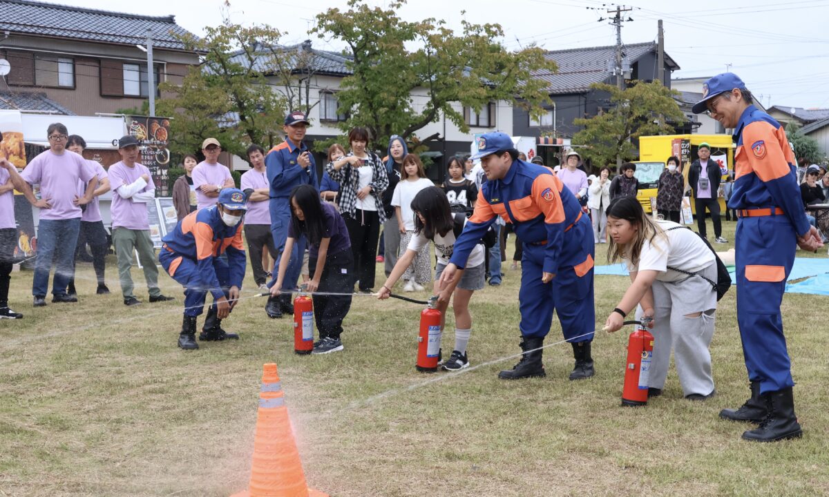 水消火器やAEDの操作を体験、山田彩乃さんのウォーキングも 燕市で「新生町秋フェス」