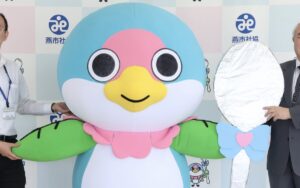 大きなスプーンで幸せをひとさじ　燕市社協「つばるん」お披露目