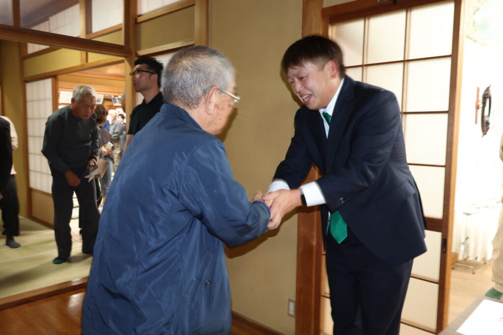 出席者を握手して送る