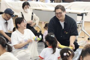 高畠那生さんと55人がバナナづくり　燕で親子が絵本の世界を楽しむ　原画の制作秘話も