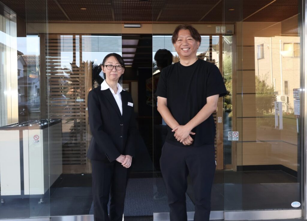 新会社(株)餞心亭の若女将に就いた岡村さん(左)と小野塚代表取締役