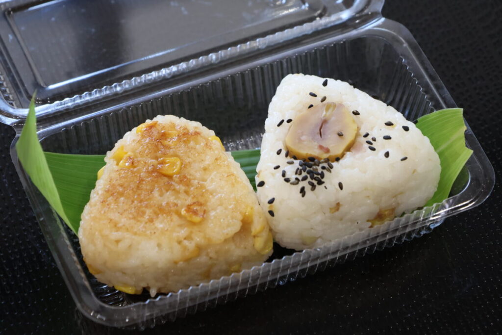 森町小5年生が考案した「コーンとバターとしょうゆのおにぎり」(左)と「栗ごはんのおにぎり」