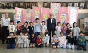 湯田上温泉に小さな応援団 田上小2年生21人が手作りののぼり旗7本を贈呈