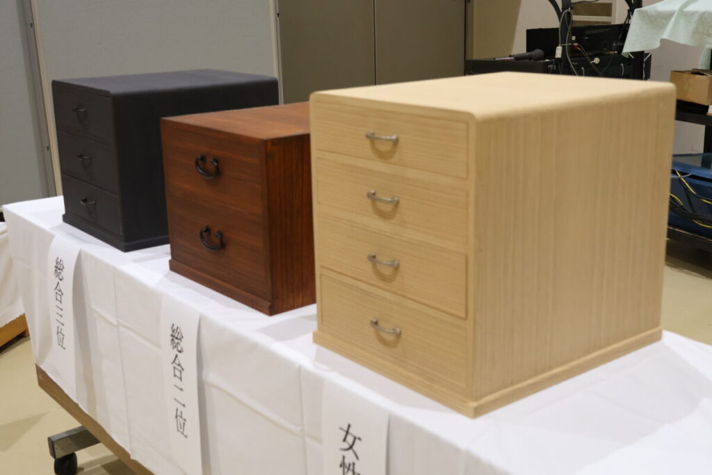 かんな削り競争の賞品の桐の小だんす