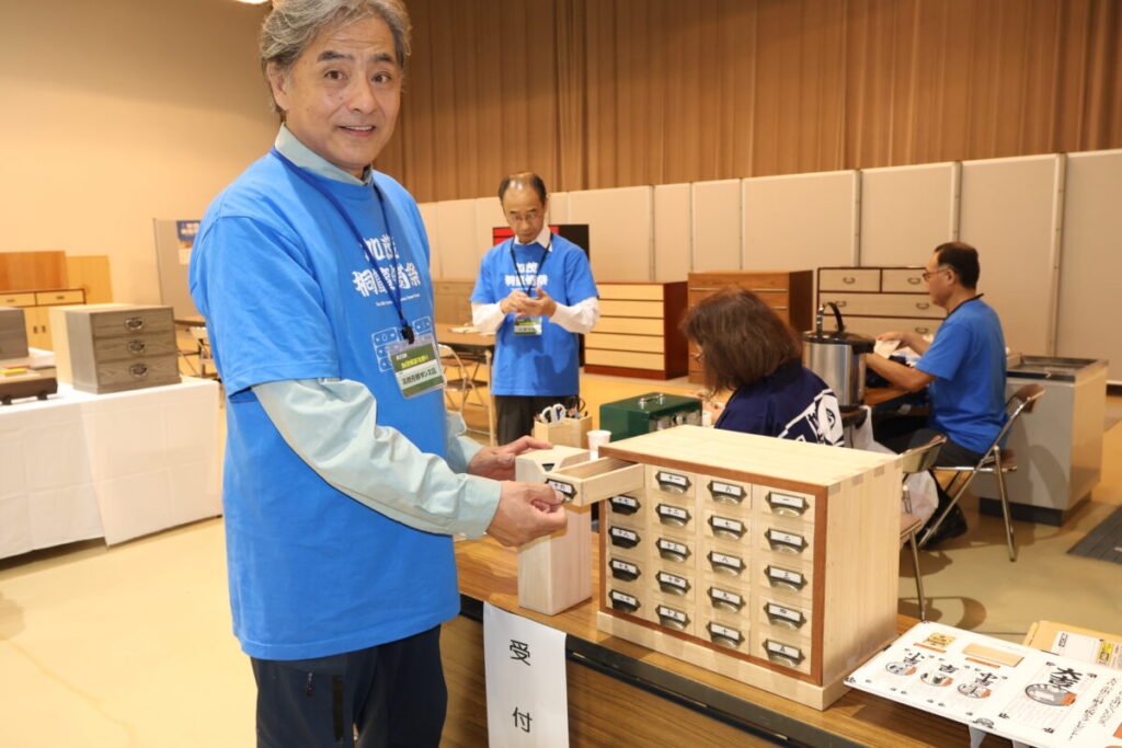 大吉を引くと桐のまな板がもらえる桐たんすおみくじ