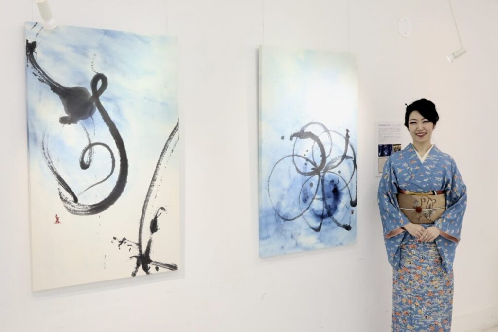 藍で染めた加茂紙に花の「種」と「咲く」を表した新作