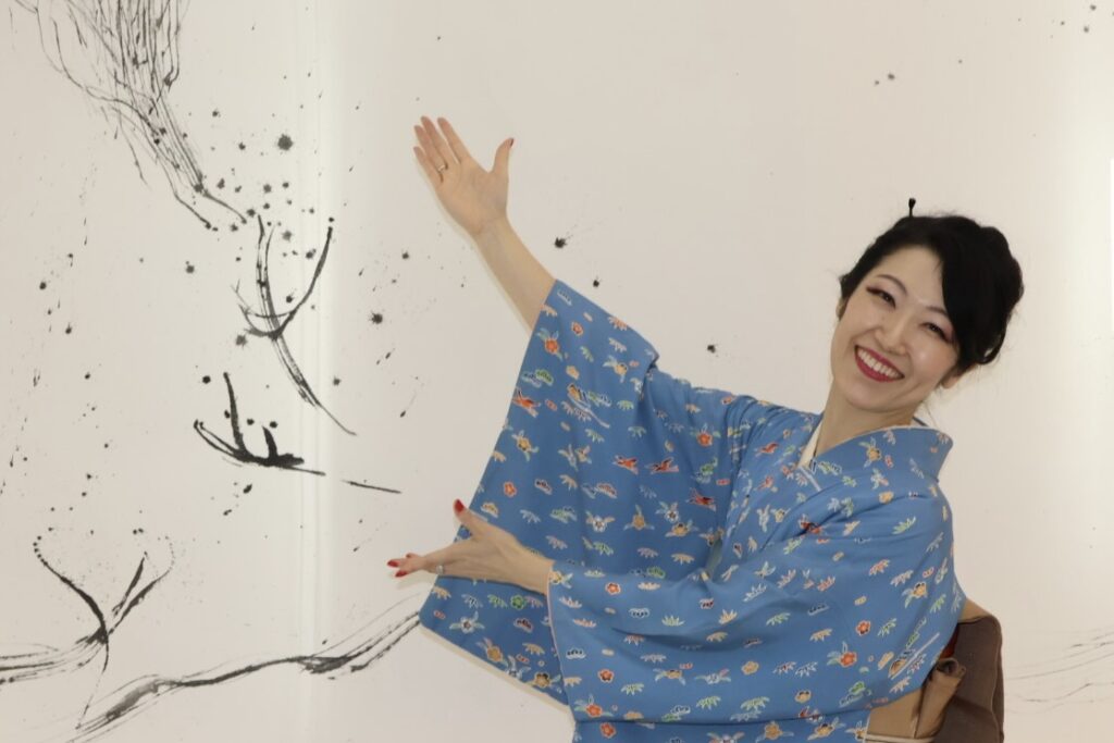 大作の前で泉田佑子さん