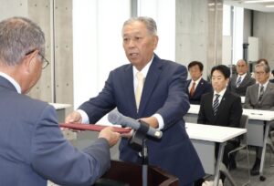 【燕市議選】当選者20人に当選証書　市民と市政の架け橋に期待
