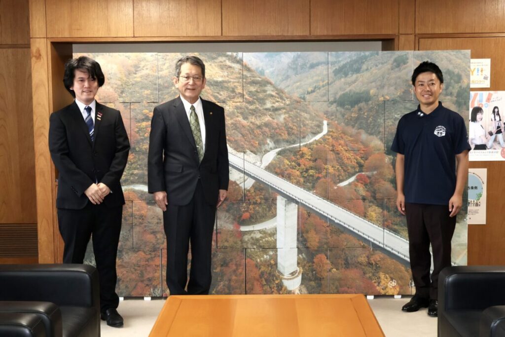 左から西山取締役、西山社長、滝沢市長
