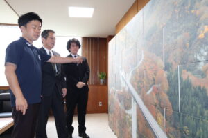 八十里越の絶景を段ボール箱25箱で再現　西山カートンが三条市に大型パネル寄贈