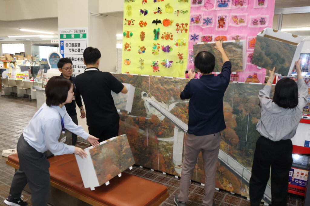 さっそく市役所正面玄関ホールで組み立て作業